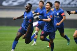 战术奏效！本泽马双翼齐飞压制申花整场无力还手！